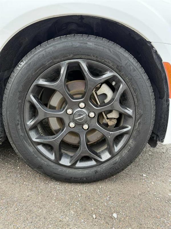 chrysler 300 2023 - 16