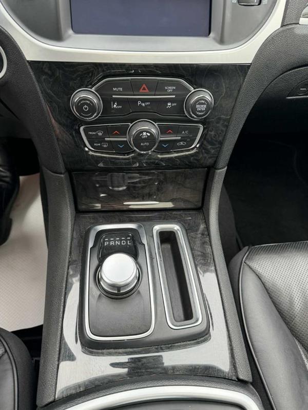 chrysler 300 2023 - 18