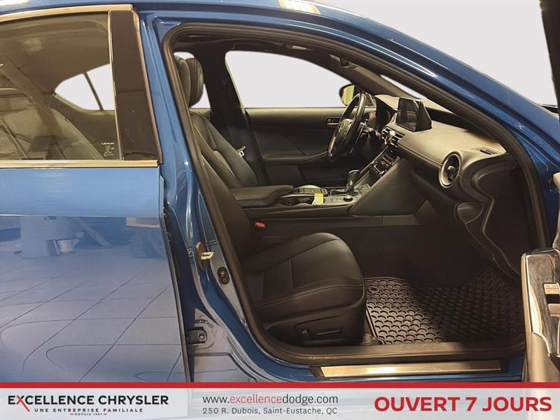 lexus IS 300 2022 - 6