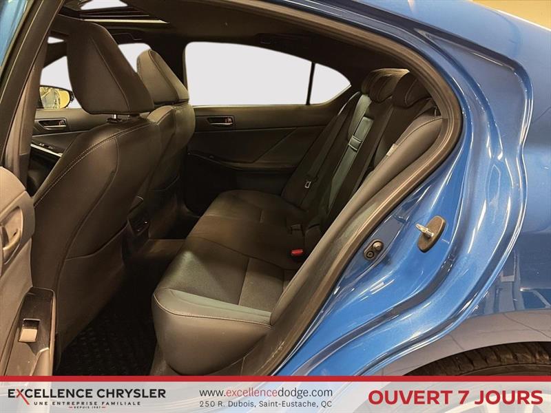 lexus IS 300 2022 - 12