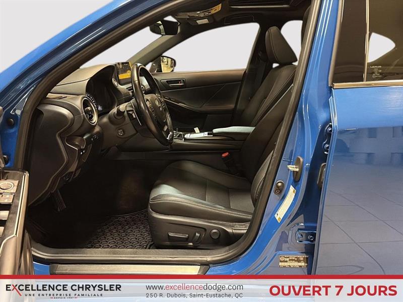 lexus IS 300 2022 - 13