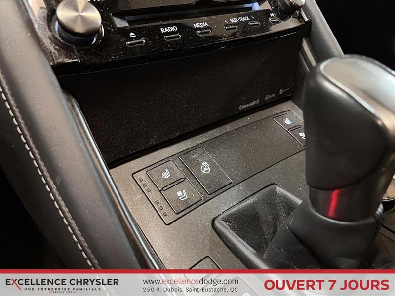 lexus IS 300 2022 - 24