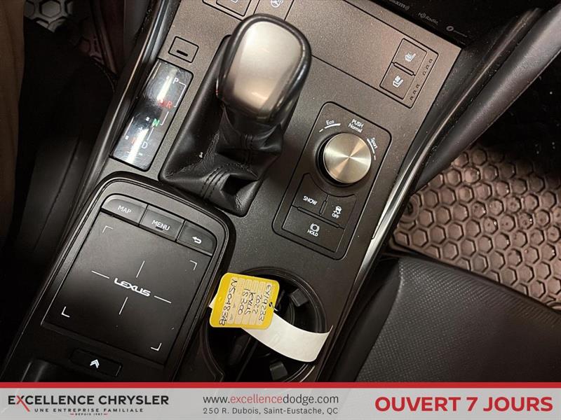 lexus IS 300 2022 - 25