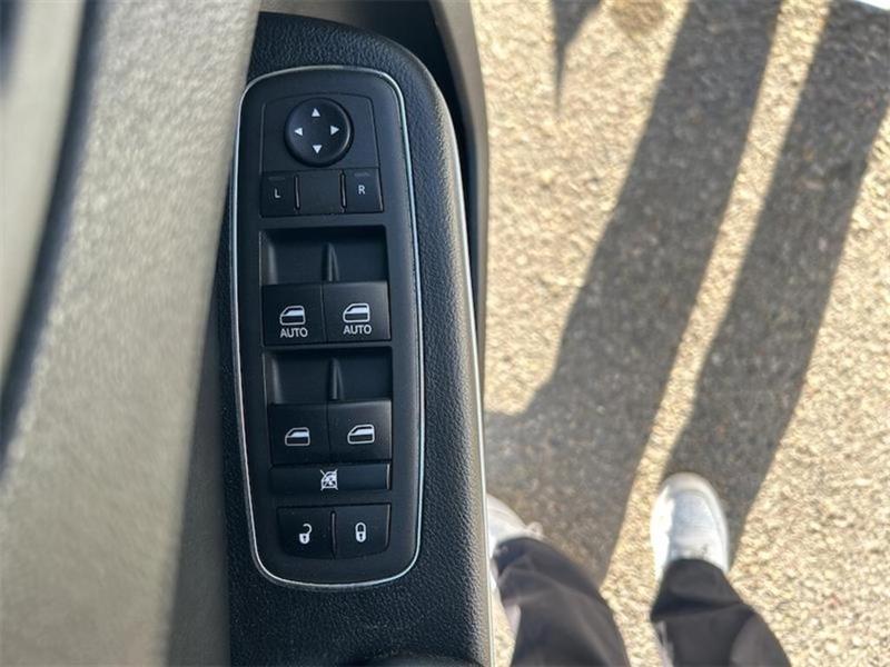 chrysler 300 2022 - 18