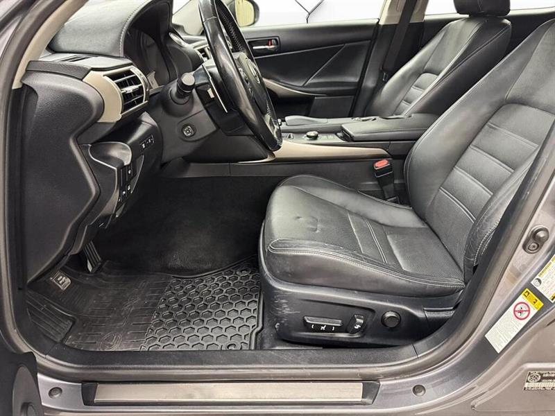 lexus IS 300 2016 - 11