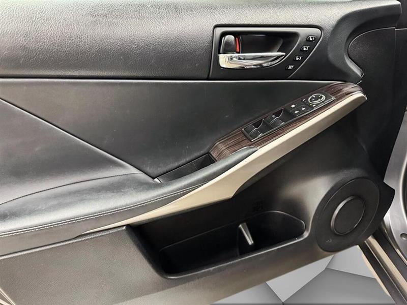 lexus IS 300 2016 - 12