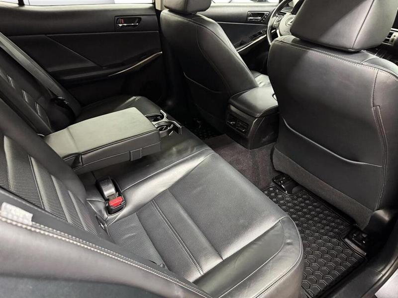 lexus IS 300 2016 - 24
