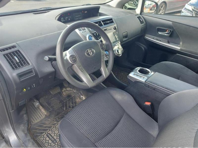 toyota Prius V 2017 - 9