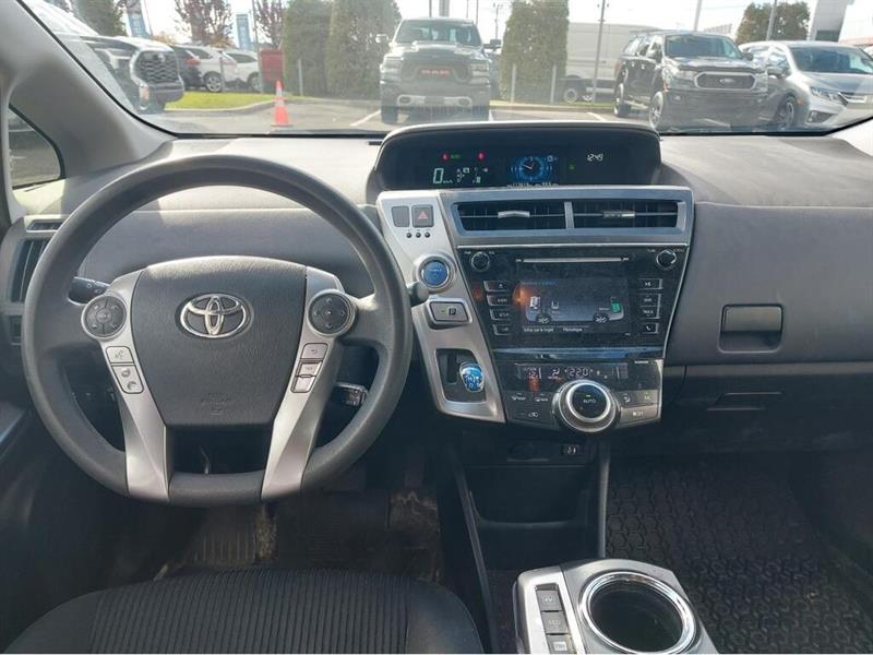 toyota Prius V 2017 - 12