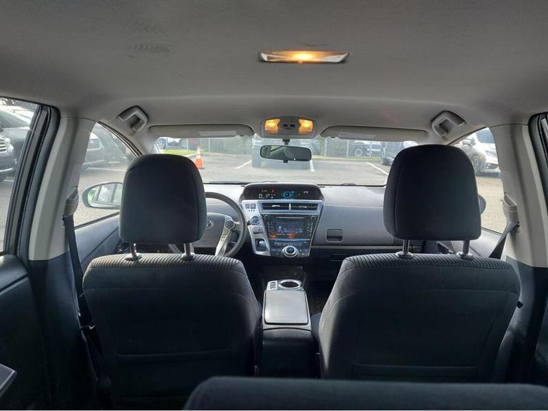 toyota Prius V 2017 - 13