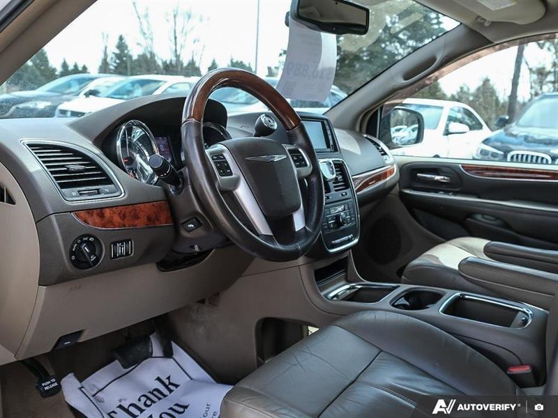 Chrysler Town & Country 13