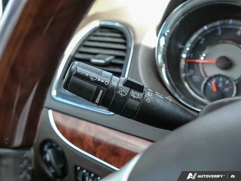 Chrysler Town & Country 16