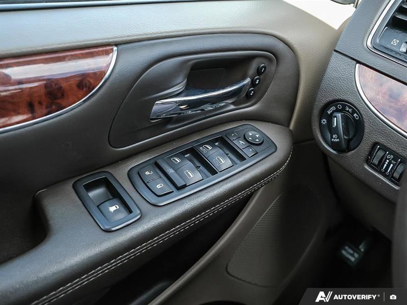 Chrysler Town & Country 17