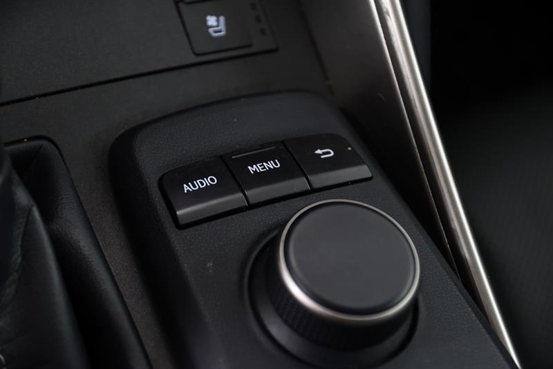 lexus IS 300 2017 - 24