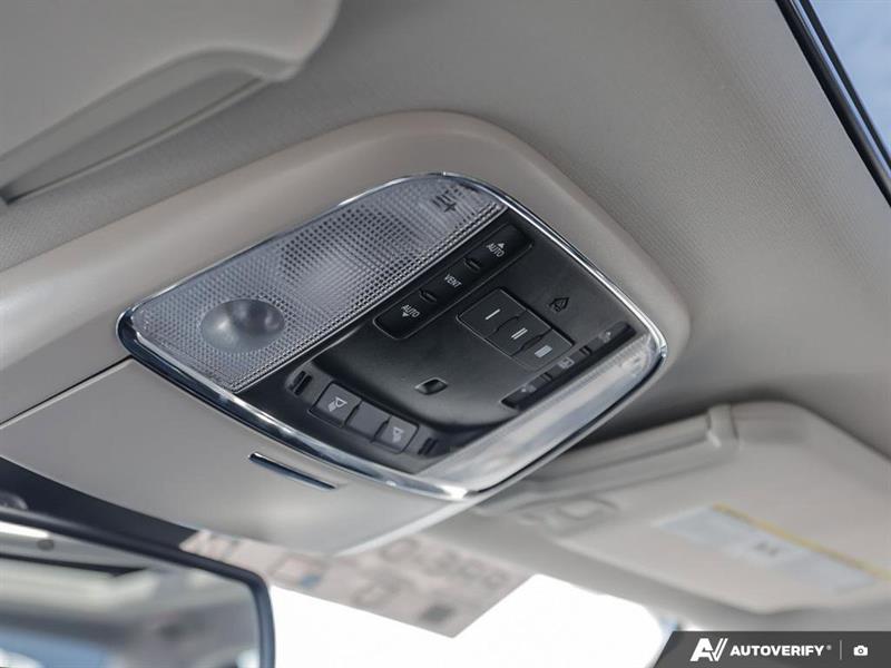 chrysler 300 2023 - 16