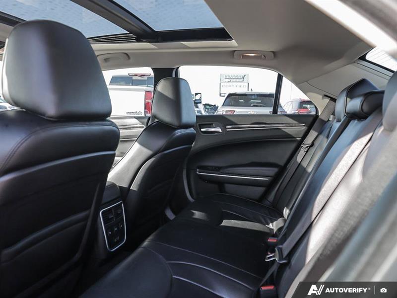 chrysler 300 2023 - 18