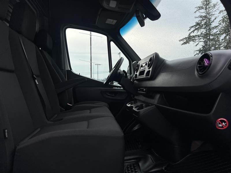 mercedes-benz Sprinter Cargo Van 2022 - 24