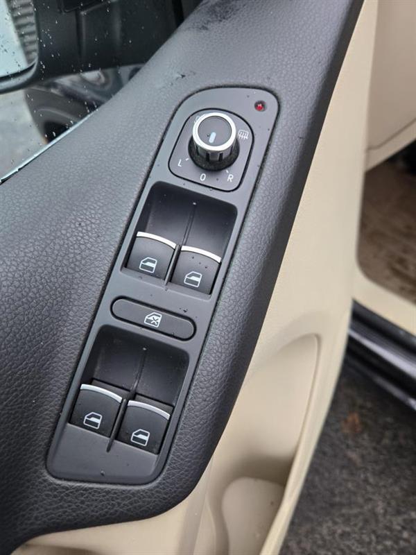 2013 Volkswagen Tiguan - Image 17