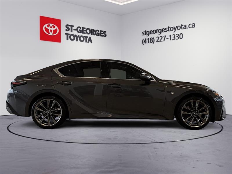 lexus IS 300 2022 - 11