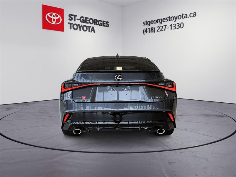 lexus IS 300 2022 - 13