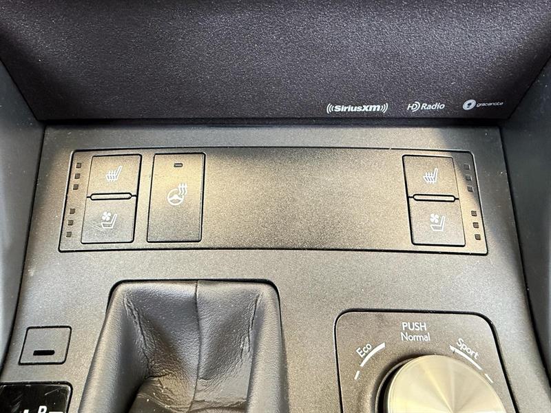 lexus IS 300 2022 - 28