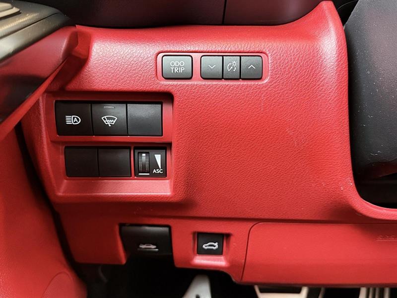 lexus IS 300 2022 - 36