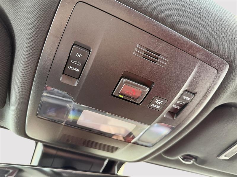 lexus IS 300 2022 - 39