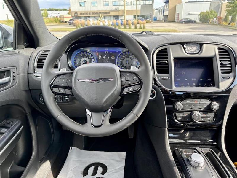 chrysler 300 2023 - 16