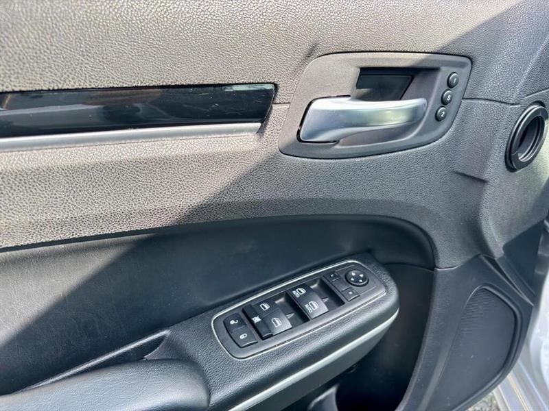 chrysler 300 2023 - 17