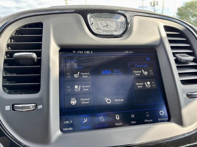 chrysler 300 2023 - 30