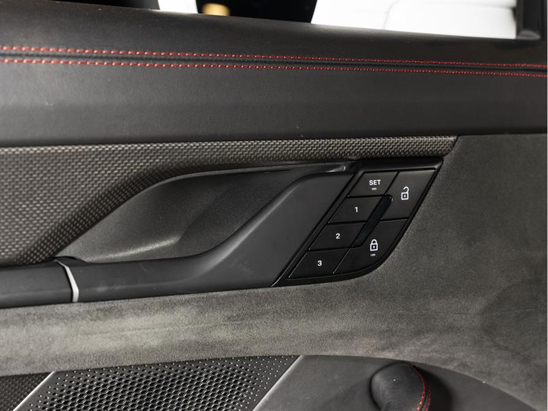 porsche Taycan 2023 - 25