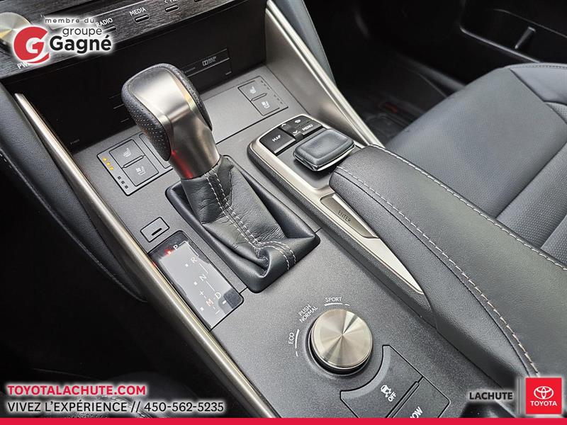 lexus IS 300 2018 - 17