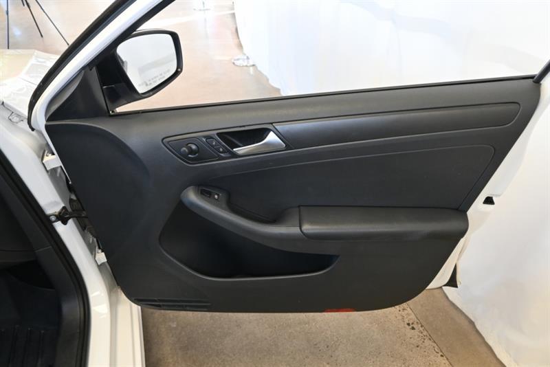 2013 Volkswagen Jetta - Image 22