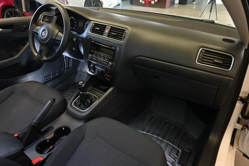 2013 Volkswagen Jetta - Image 23