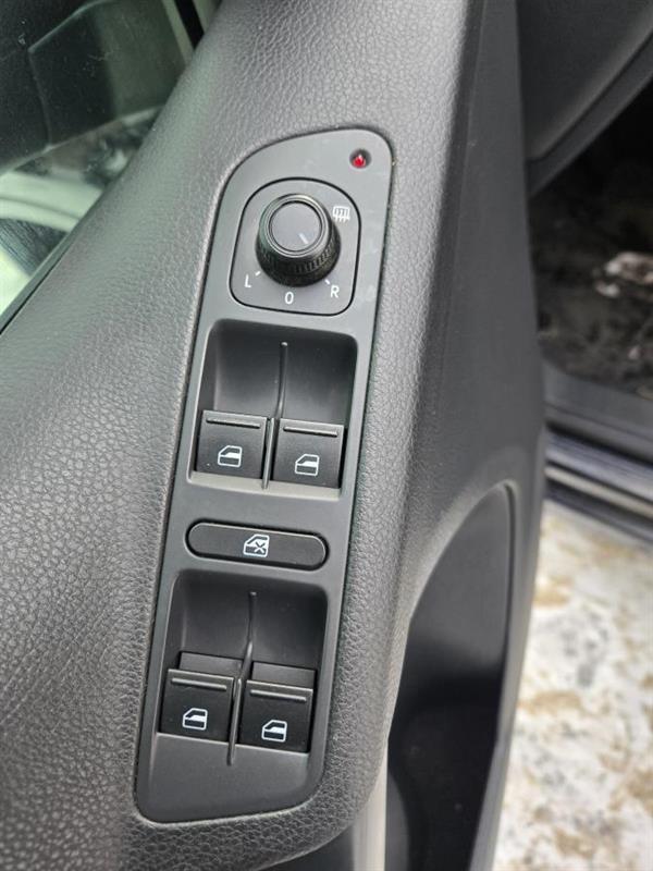 2017 Volkswagen Tiguan - Image 17