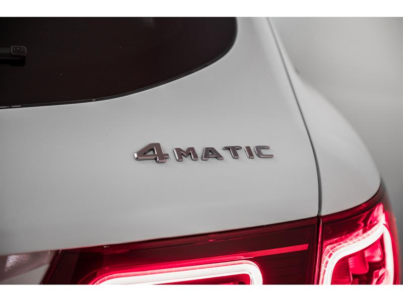 mercedes-benz GLC300 2022 - 9