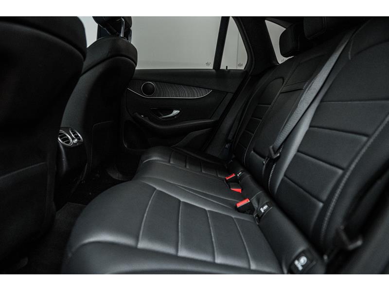 mercedes-benz GLC300 2022 - 27