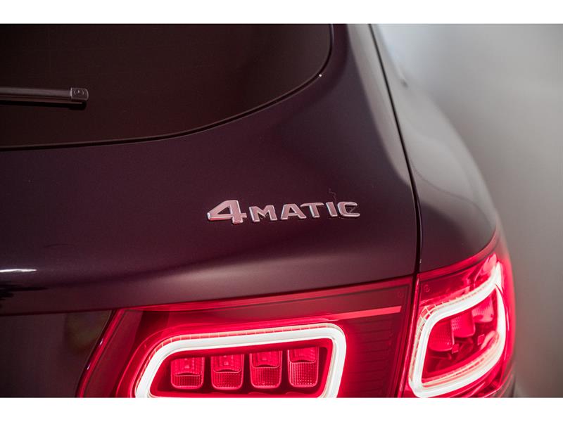 mercedes-benz GLC300 2022 - 9