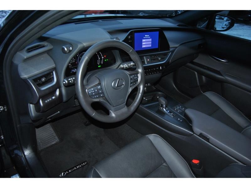 2025 Lexus UX - Image 13