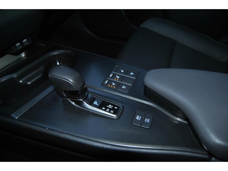 2025 Lexus UX - Image 20