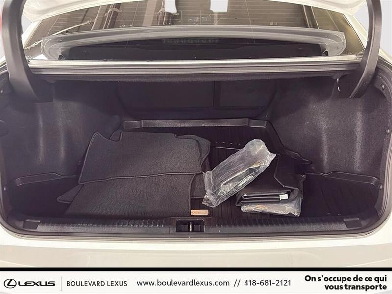 lexus IS  2022 - 41