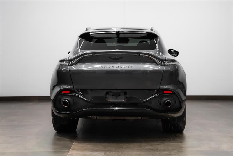 Aston Martin DBX 4