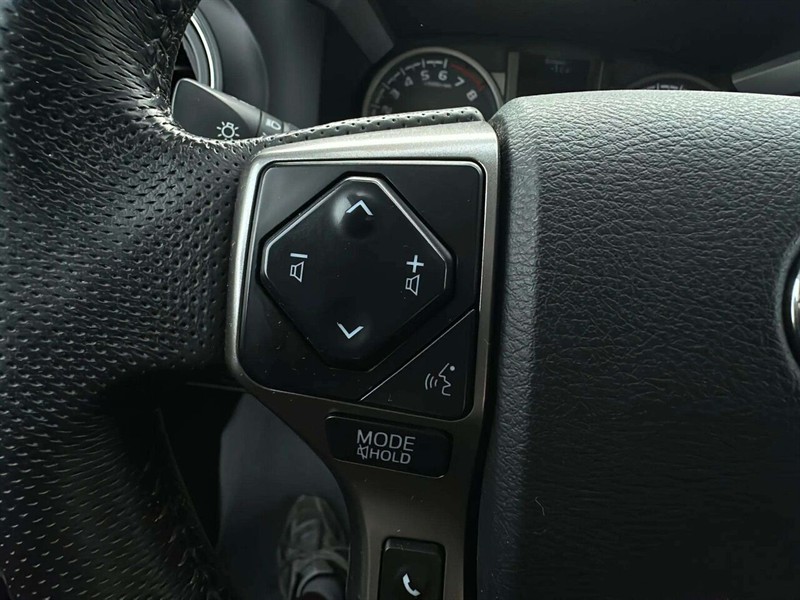 toyota TACOMA DBL CAB SR5/TRD 2022 - 17