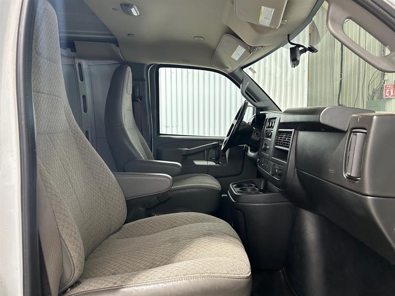 gmc Savana Cargo Van 2023 - 16