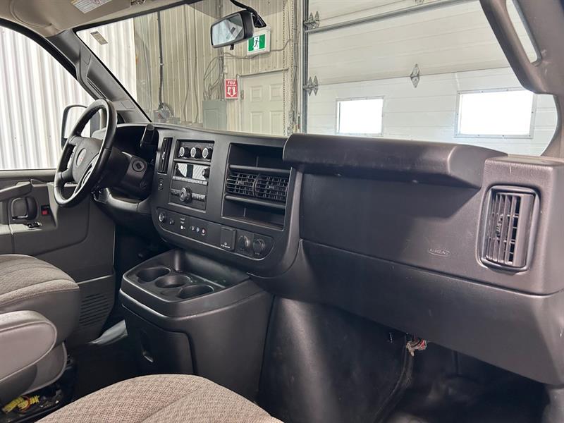 gmc Savana Cargo Van 2023 - 17