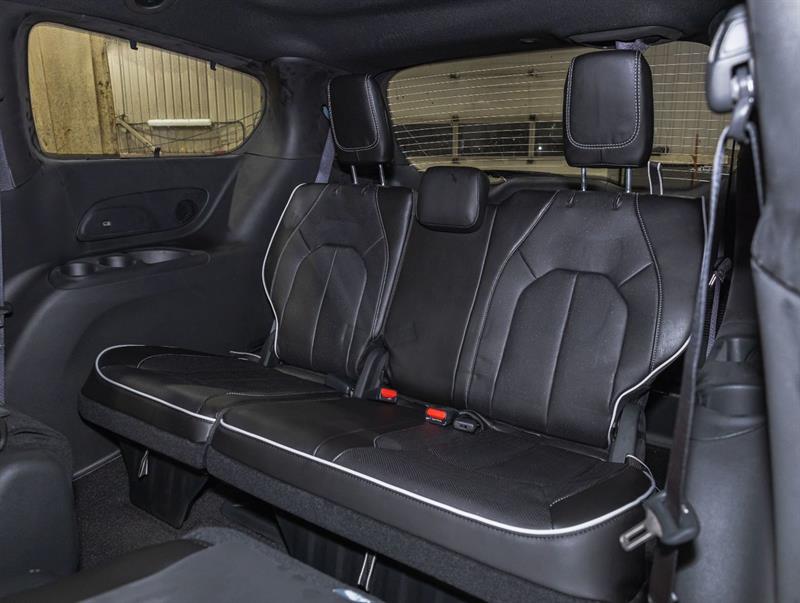 Chrysler Pacifica 32