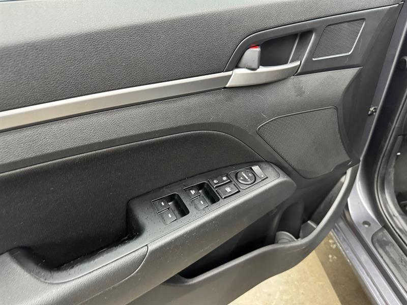 2020 Hyundai Elantra - Image 16