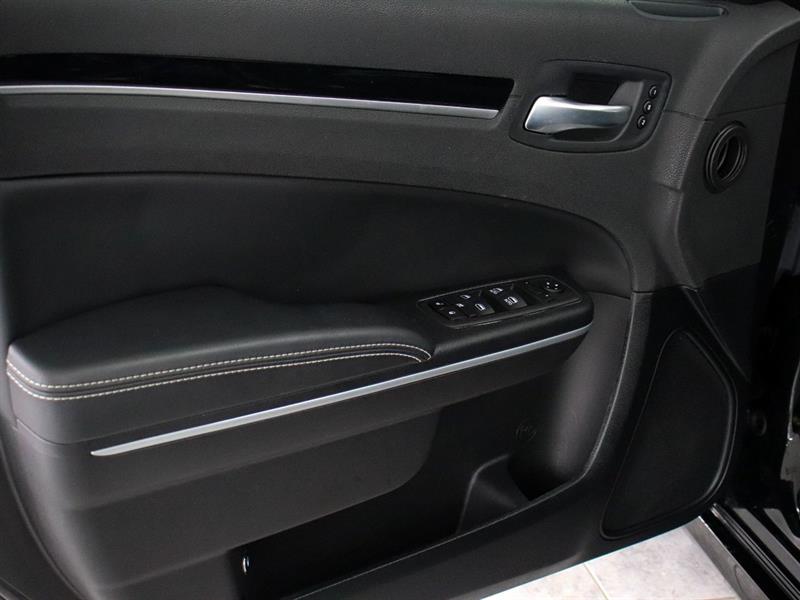 chrysler 300 2022 - 11