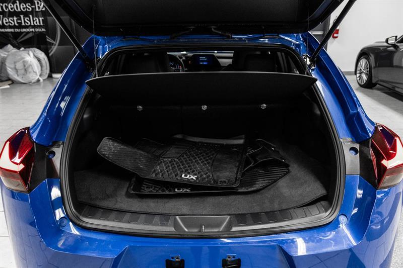 2025 Lexus UX - Image 15