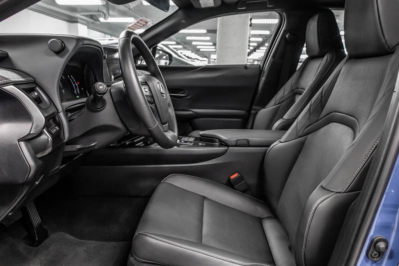 2025 Lexus UX - Image 18